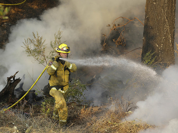 Les rafales de vent compliquent les efforts des quelque 8000 pompiers combattants 21 foyers qui ont déjà dévoré près de 78'000 hectares et 3500 bâtiments (maisons et commerces) en Californie. © KEYSTONE/AP/JEFF CHIU
