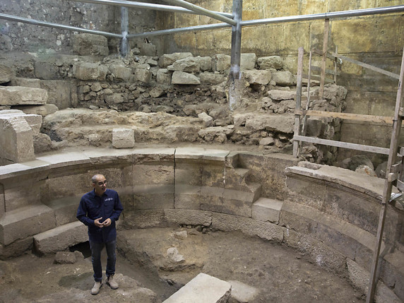 L'archéologue Joe Uziel au milieu du bâtiment romain découvert © KEYSTONE/AP/SEBASTIAN SCHEINER
