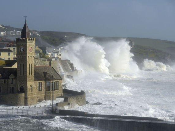 La tempête Ophelia a frappé le sud de l'Irlande avec des vents allant jusqu'à 190 km/h. © KEYSTONE/AP PA/BEN BIRCHALL