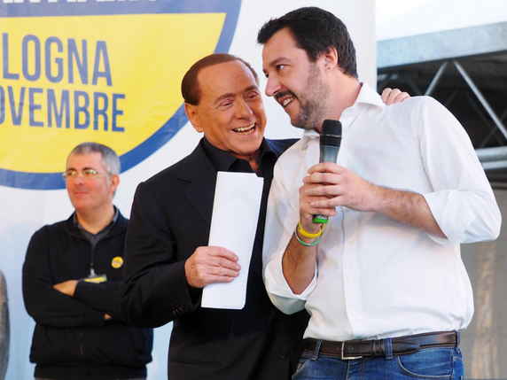 Silvio Berlusconi et le chef de la Ligue du Nord Matteo Salvini (à droite) ont convenu que ce sera au "parti qui obtiendra le plus de voix, quel qu'il soit", de proposer un candidat au poste de président du Conseil (archives). © KEYSTONE/AP ANSA/GIORGIO BENVENUTI