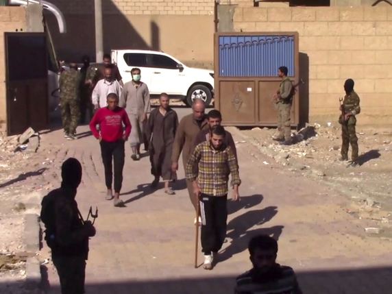 Quelque 350 djihadistes se sont rendus aux forces arabo-kurdes ces derniers jours à Raqqa. © KEYSTONE/AP Furat FM