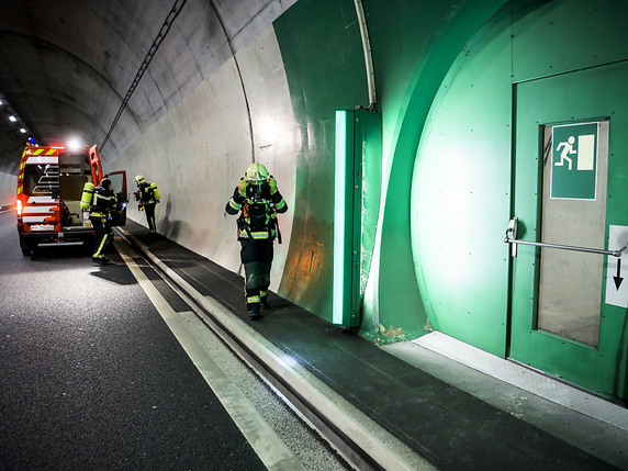 Début octobre, des pompiers avaient participé à un exercice incendie dans le tunnel d'Arrissoules (Archives). © KEYSTONE/JEAN-CHRISTOPHE BOTT