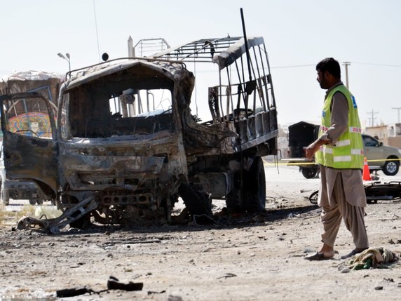 Au moins sept personnes ont été tuées et 21 autres blessées  dans un attentat-suicide contre un véhicule transportant des policiers au Baloutchistan (sud-est du Pakistan). © KEYSTONE/EPA/JAMAL TARAQAI