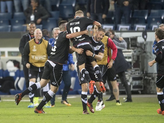 La joie des Luganais après l'ouverture du score de Bottani. © KEYSTONE/EPA KEYSTONE/URS FLUEELER