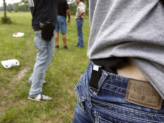 Les porteurs d'armes sont le plus souvent jeunes et vivent au sud des Etats-Unis (archives). © KEYSTONE/AP/ROGELIO V. SOLIS