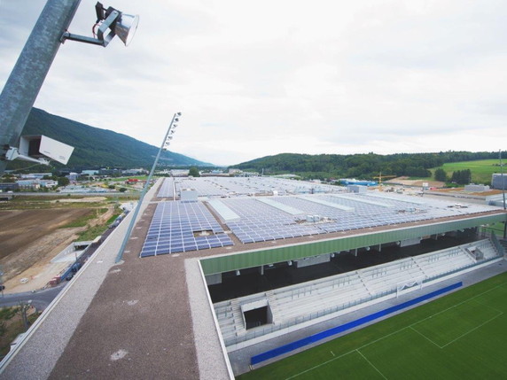 L'installation du centre solaire de glace et de football Tissot Arena à Bienne constitue un record mondial (archives). © KEYSTONE/PHOTOPRESS/OBS/ELECTROSUISSE