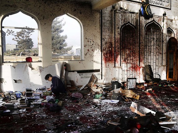 Les murs maculés de sang de la mosquée attaquée vendredi dans l'ouest de Kaboul © KEYSTONE/EPA/HEDAYATULLAH AMID
