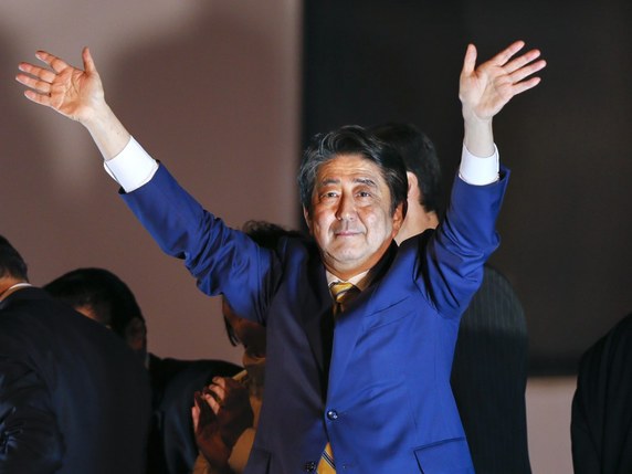 La coalition conservatrice du premier ministre nationaliste  Shinzo Abe est en passe de remporter 311 sièges sur les 465 de la chambre basse, selon des estimations de la chaîne privée TBS (archives). © KEYSTONE/EPA/KIMIMASA MAYAMA