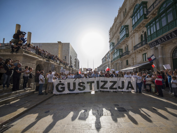 "Nous voulons la justice, nous vivons une crise institutionnelle, le pays a peur, Malte est sous la coupe de tyrans qui font ce qu'ils veulent", a dénoncé un manifestant pendant un discours. © KEYSTONE/AP/RENE ROSSIGNAUD