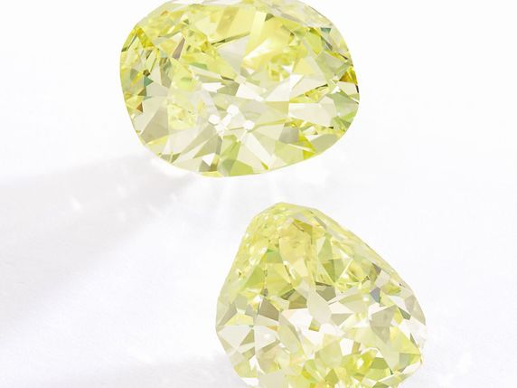 Deux diamants jaunes, l'un de taille coussin et l'autre de taille poire, ayant fait partie pendant plus d'un siècle de la collection de la famille von Donnersmarck, seront mis à l'encan par Sotheby's le 15 novembre, à Genève. Leur valeur est estimée entre 8,81 et 13,7 millions de francs. © Sotheby's