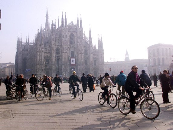 Comme leurs homologues du C40, les autorités de Milan veulent favoriser "la marche et le vélo" et renoncer progressivement aux voitures à combustion (archives). © KEYSTONE/AP/LUCA BRUNO