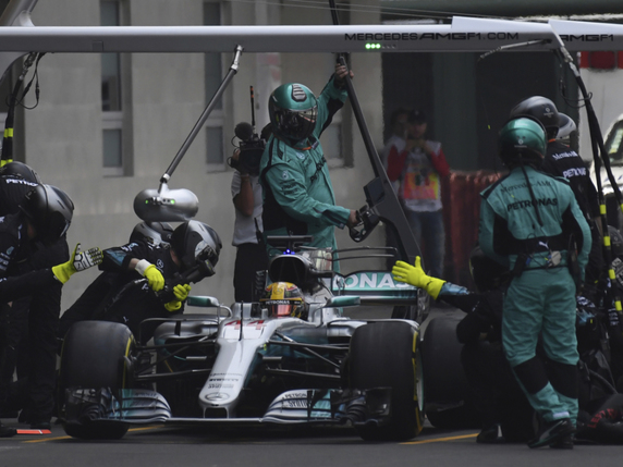 Lewis Hamilton peut compter sur des mécaniciens très rapides © KEYSTONE/AP AFP POOL/PEDRO PARDO