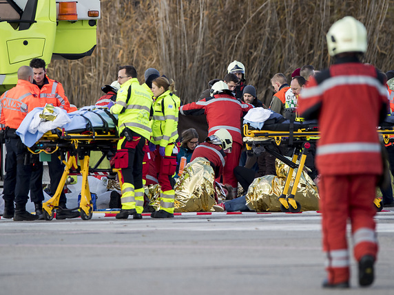 Environ 700 personnes ont participé à l'exercice "Speed 17" à l'aéroport de Zurich. Selon son scénario, une ex-collaboratrice de l'aéroport a fait exploser une bombe dans un bus rempli de passagers. © KEYSTONE/CHRISTIAN MERZ