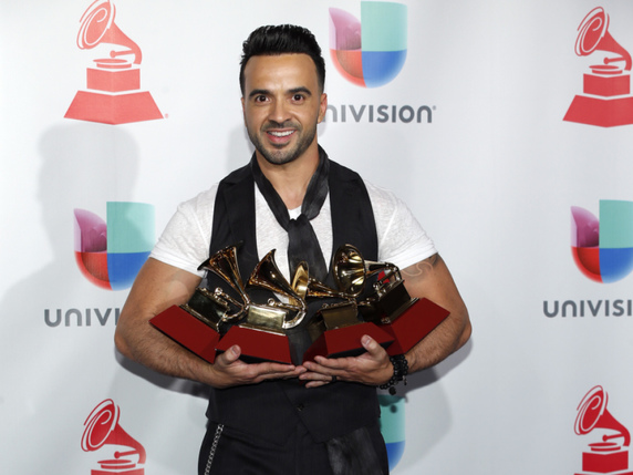 Luis Fonsi est rentré les bras chargés des Latin Grammy Awards. © KEYSTONE/AP Invision/ERIC JAMISON
