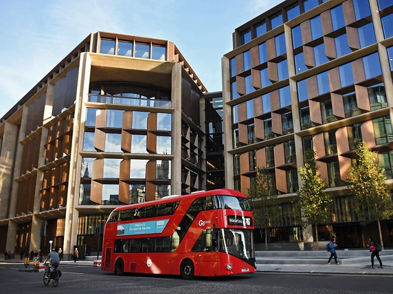 La start-up bio-bean estime que son produit permet de réduire les émissions de carbone des bus de 10 à 15% sans changer le moteur ni utiliser davantage de carburant, si bien qu'il peut alimenter n'importe quel bus londonien (archives). © KEYSTONE/EPA/ANDY RAIN