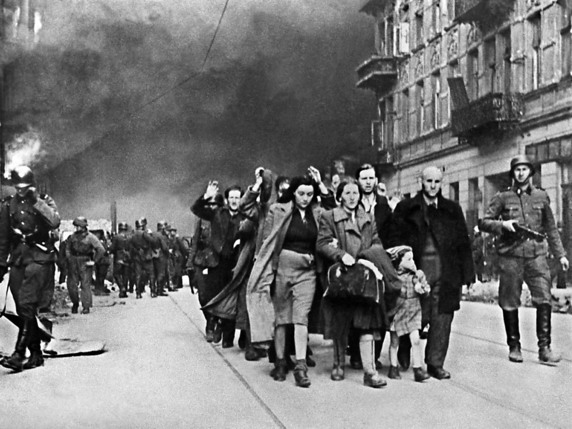 Le 19 avril 1943 éclate l'insurrection du ghetto, vouée d'avance à l'échec. Sur la photo, des Juifs sont escortés hors du ghetto pour être déporté dans des camps (archives). © KEYSTONE/STR