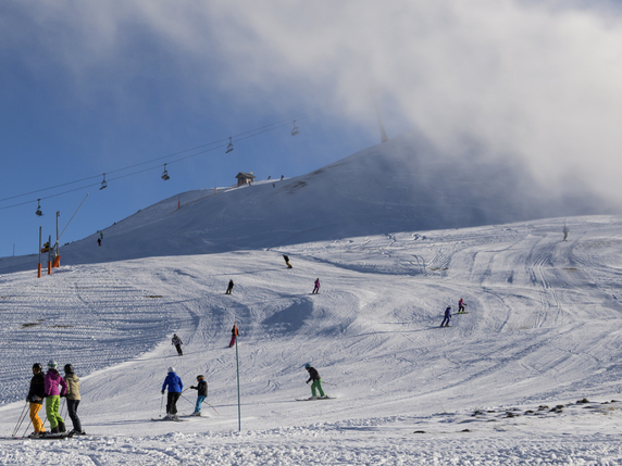 Les quelques chutes de neige et le froid de ces derniers jours ont permis l'ouverture de nombreuses pistes en Valais ce week-end, comme ici à Champéry, mais non sans usage de canons à neige. © Keystone/JEAN-CHRISTOPHE BOTT