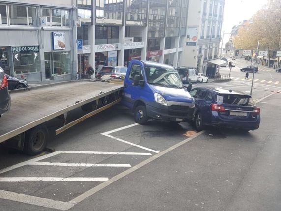 La voiture bleue (à droite) a stoppé le semi-remorque bleu qui transportait une voiture grise. © Police de Lausanne
