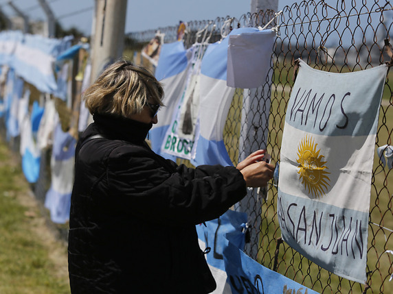 Une centaine de proches de l'équipage sont hébergés depuis jeudi à la base navale de Mar del Plata, port d'attache du sous-marin disparu, le San Juan. © KEYSTONE/AP/VICENTE ROBLES