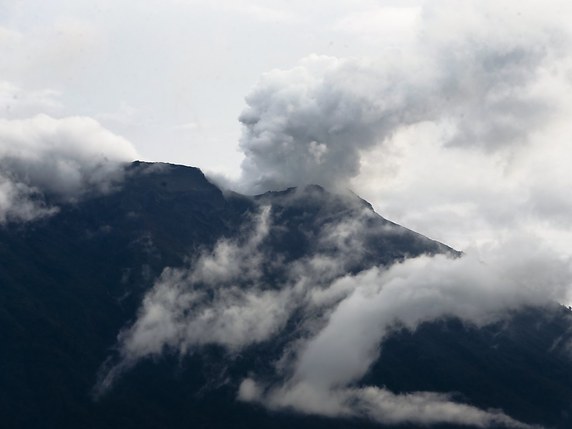 Le mont Agung en Indonésie a craché de la fumée jusqu'à 700 mètres au-dessus de son sommet. © KEYSTONE/EPA/MADE NAGI