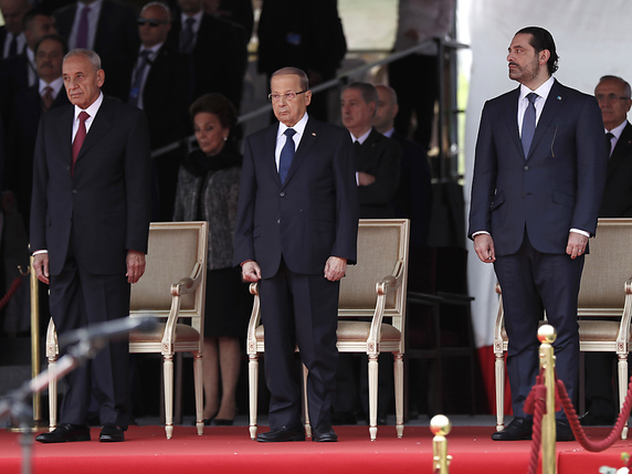 Saad Hariri a assisté au défilé militaire de la fête nationale au côté du président Michel Aoun et du président du parlement Nabih Berri (de droite à gauche). © KEYSTONE/AP/HUSSEIN MALLA