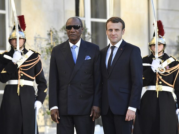Emmanuel Macron a dénoncé les "crimes de guerre" commis en Libye après une rencontre avec le président de l'Union africaine Alpha Condé. © KEYSTONE/EPA/JULIEN DE ROSA