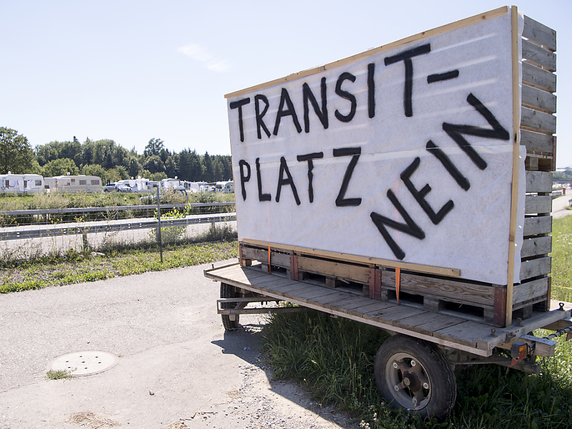 L'été dernier, des habitants de Wileroltigen (BE) avaient exprimé leur désaccord face à une possible aire de transit pour les gens du voyage (archives). © Keystone