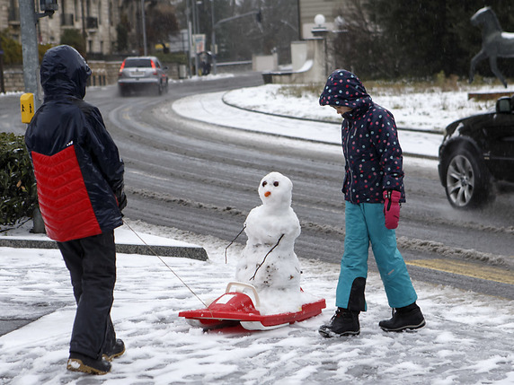 La neige a fait dimanche le malheur des uns et le bonheur des autres, comme ici à Genève. © KEYSTONE/SALVATORE DI NOLFI