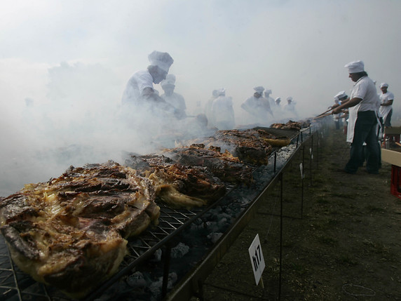 Le gigantesque barbecue a nécessité 60 tonnes de bois et l'énergie de plus d'une centaine de cuisiniers qui ont fait rôtir la viande pendant des heures (archives). © KEYSTONE/AP/MARCELO HERNANDEZ