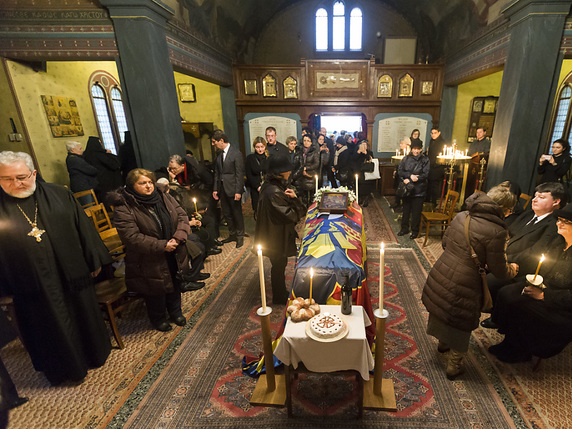 Des centaines de personnes ont défilé à l'église orthodoxe de Lausanne pour rendre un dernier hommage au roi Michel de Roumanie. © KEYSTONE/CYRIL ZINGARO