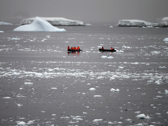 L'amincissement des plates-formes de glace flottantes qui bordent l'Antarctique peut accélérer l'écoulement dans l'océan de glaciers situés à des centaines de kilomètres de distance. (archives). © KEYSTONE/AP/NATACHA PISARENKO
