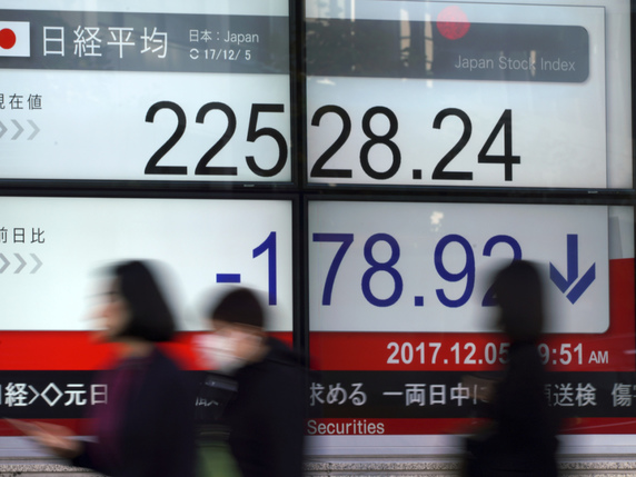 Les investisseurs se sont montrés prudents mardi à la Bourse de Tokyo dans l'attente de la réunion de la Fed (archives). © KEYSTONE/AP/EUGENE HOSHIKO