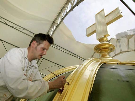 La coupole du Palais fédéral ornée d'une croix dorée, durant les travaux de rénovation en 2007. (photo d'archive) © KEYSTONE/PETER KLAUNZER