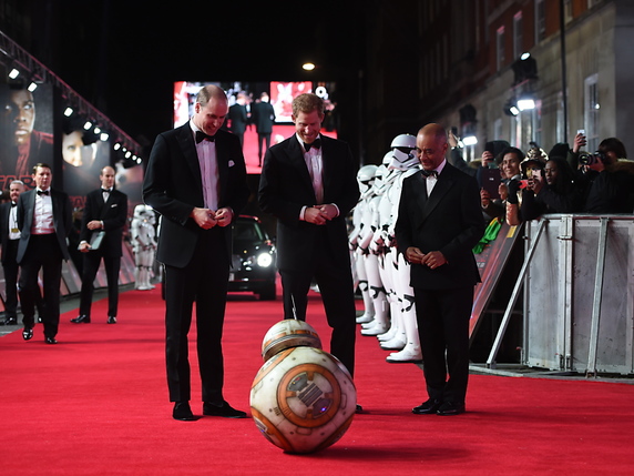Les princes William et Harry ont assisté à l'avant-première européenne du dernier volet de Star Wars au Royal Albert Hall à Londres. © KEYSTONE/AP POOL Daily Telegraph/EDDIE MULHOLLAND