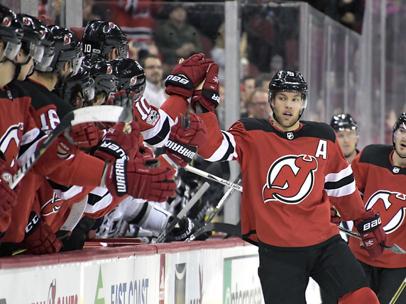 Taylor Hall, l'homme du match pour les Devils, félicité par ses coéquipiers. © KEYSTONE/FR51951 AP/BILL KOSTROUN