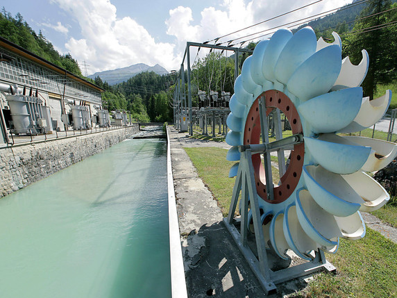 La loi sur la transformation et l'extension des réseaux électriques inclut des mesures de soutien aux centrales hydrauliques produisant de l'électricité en Suisse (archives). © KEYSTONE/OLIVIER MAIRE