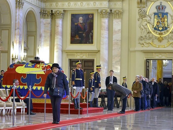Les Roumains ont dit adieu à l'ex-roi Michel. © KEYSTONE/EPA/ROBERT GHEMENT