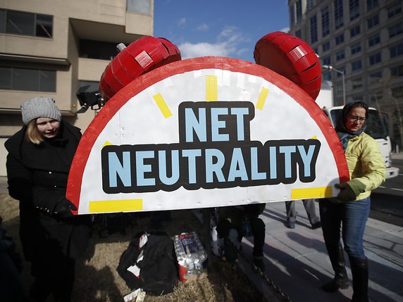 Une centaine de personnes ont manifesté à Washington pour le maintien de la neutralité de l'Internet. © KEYSTONE/AP/CAROLYN KASTER