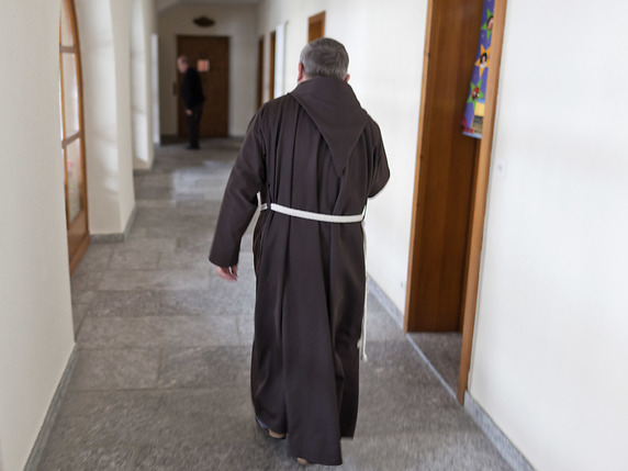 Les capucins quittent Brigue (VS) à fin janvier prochain. Bâti en 1944, leur couvent deviendra un centre d'accueil pour personnes en situation de handicap psychique. L'Etat du Valais a autorité la fondation Emera à racheter le bâtiment (archives). © KEYSTONE/GAETAN BALLY