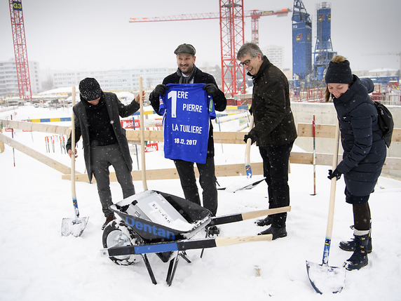 Les municipaux lausannois ont posé les premières pelletées de neige du futur stade de football de la Tuilière. © KEYSTONE/LAURENT GILLIERON