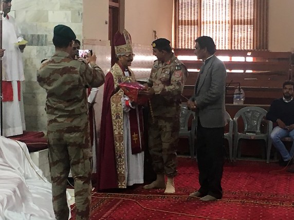 Des soldats pakistanais ont offert des présents à l'évêque de l'église méthodiste ce lundi à Quetta. © KEYSTONE/EPA/FAYYAZ AHMED