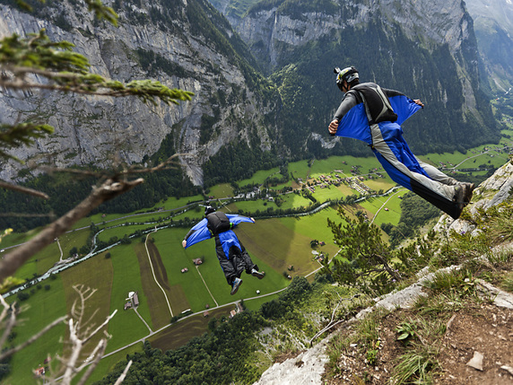 La région de Lauterbrunnen est un endroit de réputation mondiale pour la pratique du base jump. Les accidents mortels y sont réguliers (archives). © KEYSTONE/GAETAN BALLY