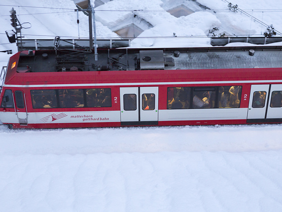 Les trains circulent à nouveau selon l'horaire entre Viège et Täsch sur la ligne Viège-Zermatt. © KEYSTONE/DOMINIC STEINMANN