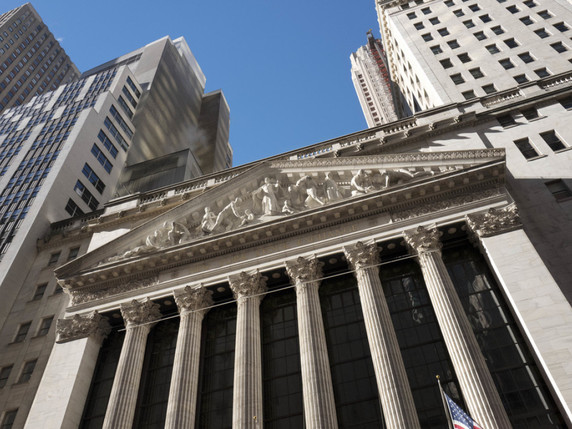 Wall Street est entrée cette semaine dans le coeur de la saison des résultats, avec notamment vendredi les chiffres de grands établissements financiers (archives). © Keystone/AP/MARK LENNIHAN