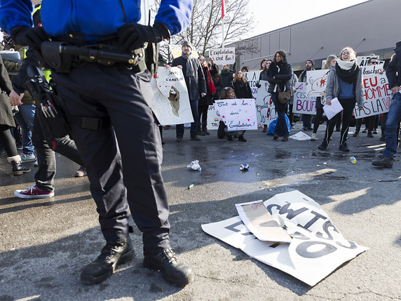 Des pancartes des manifestants ont été déchirées samedi devant le Palais de Beaulieu. © KEYSTONE/CYRIL ZINGARO