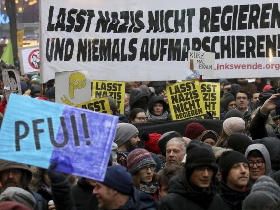 Organisée à l'appel d'organisations de gauche et de la mouvance antiraciste, la mobilisation, première de cette ampleur depuis l'installation du gouvernement, a rassemblé dans le centre-ville de Vienne un public de tous âges, dont beaucoup de familles. © Keystone/AP/RONALD ZAK