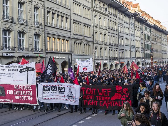 Les manifestants anti-WEF sont restés pacifiques en défilant dans les rues de Berne. © KEYSTONE/EPA KEYSTONE/CHRISTIAN MERZ