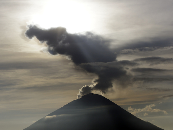 Une forte explosion s'est produite vendredi, projetant en l'air des roches incandescentes et du dioxyde de soufre (image d'illustration). © KEYSTONE/AP/FIRDIA LISNAWATI