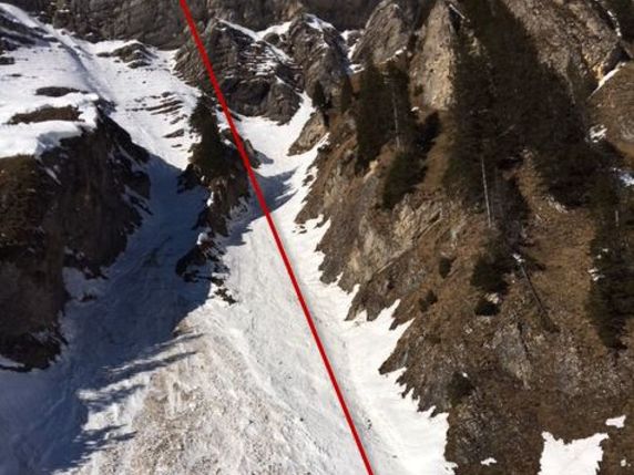 C'est dans une étroite traverse dans le  Mutteristock (GL) que le randonneur à ski a fait une chute mortelle. © Kantonspolizei Glarus