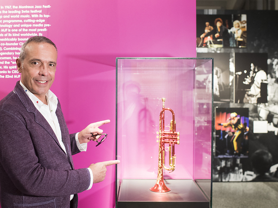 Thierry Amsallem, président de la Fondation Claude Nobs, et la trompette de Miles Davis présentée au Musée national à Zurich dans le cadre de l'exposition consacrée au Montreux Jazz. © KEYSTONE/ENNIO LEANZA